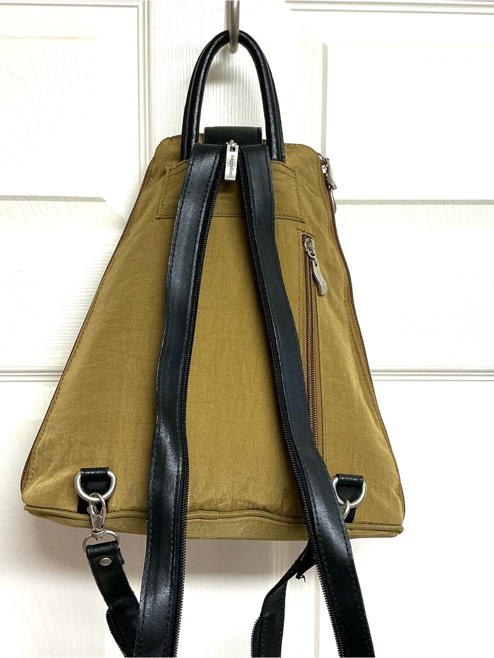 Baggallini Metro Convertible Small Lightweight Sling Bag Travel Bag Backpack - Picture 4 of 7